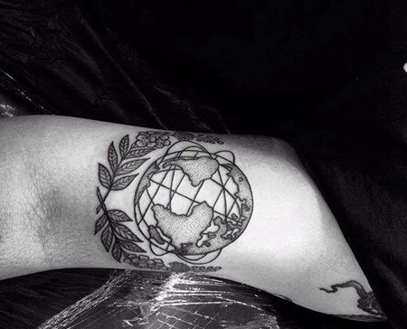 大臂地球仪纹身图案