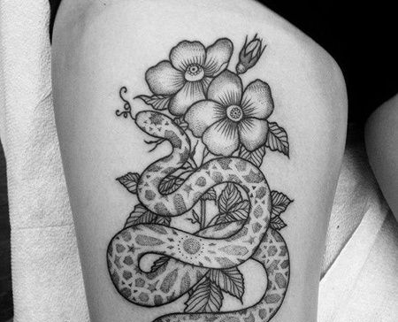 点刺大腿蛇花卉纹身图案