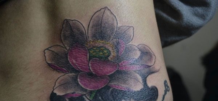 侧腰莲花纹身图案