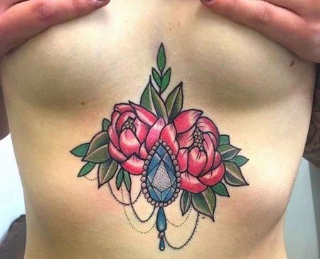 胸下花卉宝石纹身图案