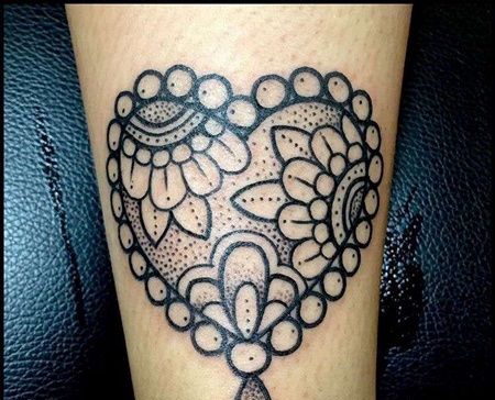 线条小腿心纹身图案