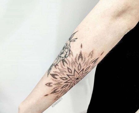 点刺小臂繁花纹身图案