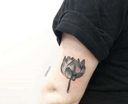 点线大臂荷花纹身图案