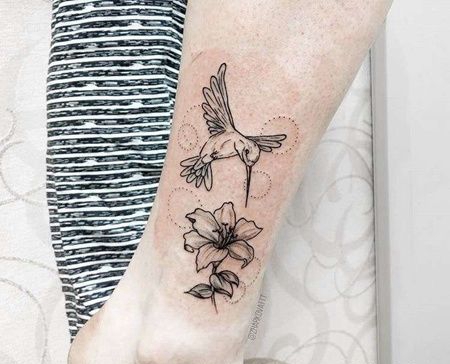 线条小腿蜂鸟百合花纹身图案