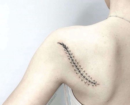 线条后背羽毛纹身图案