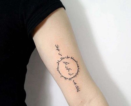 大臂字母纹身图案