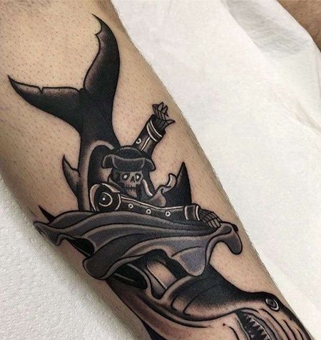 Old School小臂鲨鱼幽灵船长纹身图案