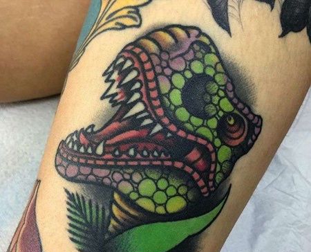 New School大腿恐龙纹身图案