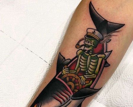 Old School小腿鲨鱼幽灵船长纹身图案