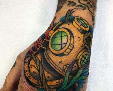 Old School手背潜水员纹身图案