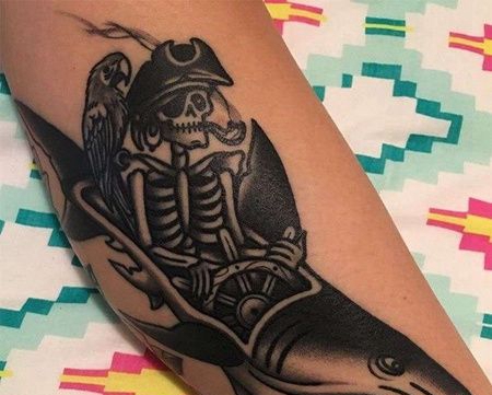 Old School小腿鲨鱼骷髅纹身图案