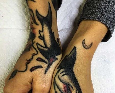 Old School手背鲨鱼纹身图案