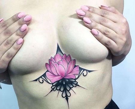 水彩胸下荷花纹身图案