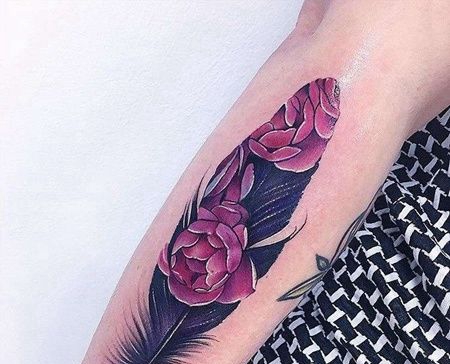水彩小臂羽毛玫瑰纹身图案