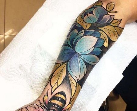 New School大臂花卉蜜蜂纹身图案