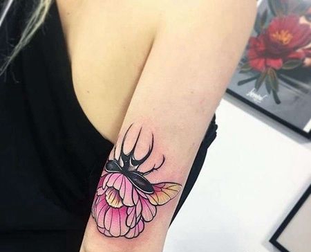 New School大臂甲虫花卉纹身图案