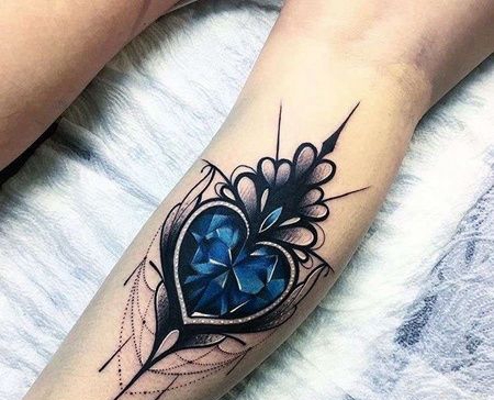 小腿宝石纹身图案