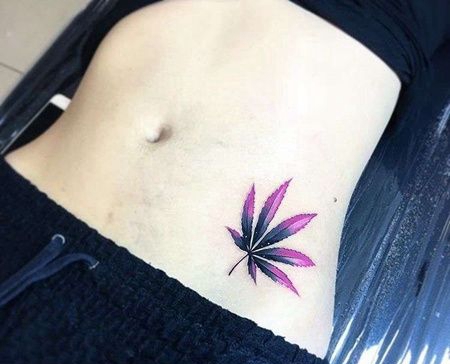 水彩腹部枫叶纹身图案