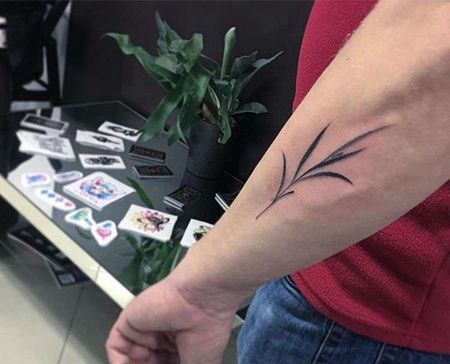 小臂草纹身图案