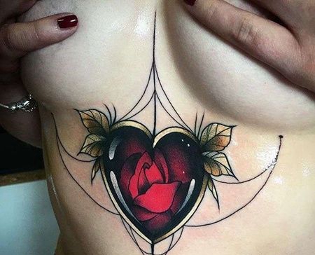 New School胸下心玫瑰纹身图案