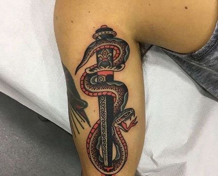 Old School大臂蛇匕首纹身图案