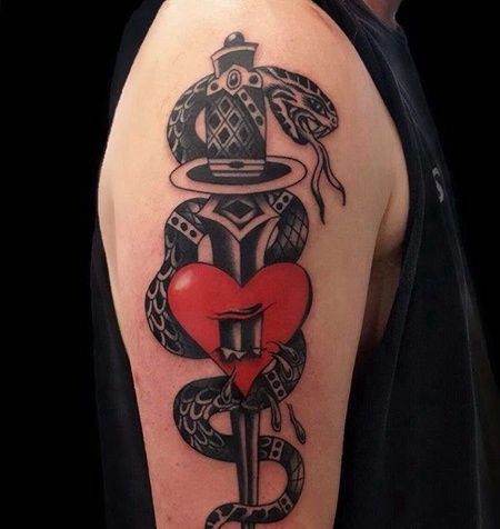 Old School大臂匕首蛇心纹身图案