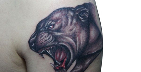 手臂上的豹头纹身图案