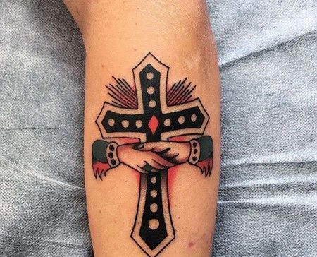 Old School小臂手十字架纹身图案