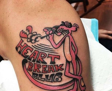 卡通大臂粉红豹纹身图案