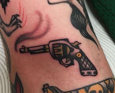 Old School胳膊手枪纹身图案