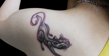 美女肩部性感的猫咪纹身图案