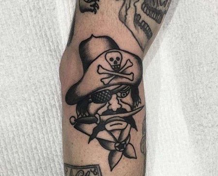 Old School小臂海盗纹身图案