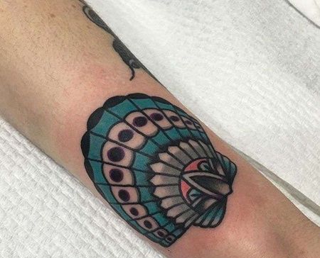 Old School小腿贝壳纹身图案