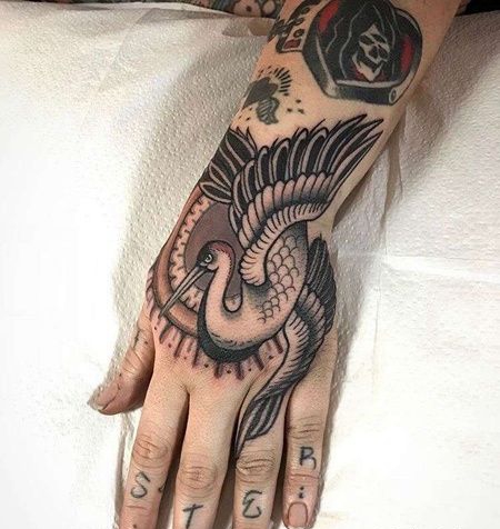 Old School手背鹤纹身图案