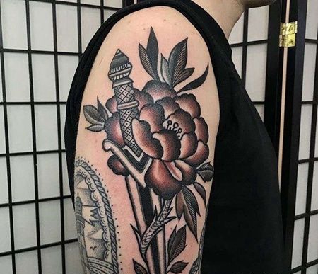 Old School大臂匕首花卉纹身图案