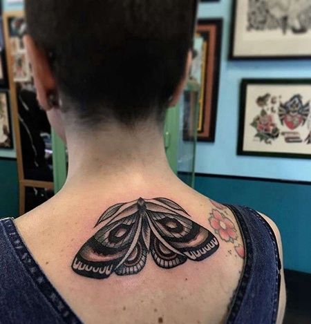 Old School后颈蛾子纹身图案