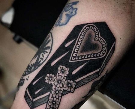 Old School大臂棺材纹身图案