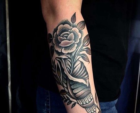 Old School小臂花卉海螺纹身图案