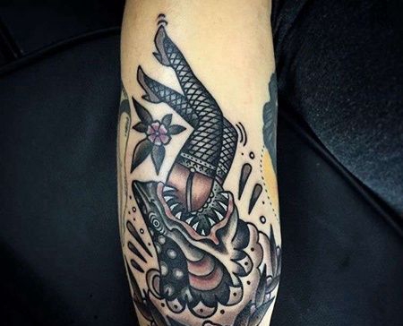 Old School大臂鲨鱼女人纹身图案