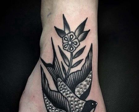 Old School脚背燕子纹身图案