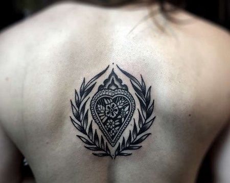 几何后背心纹身图案