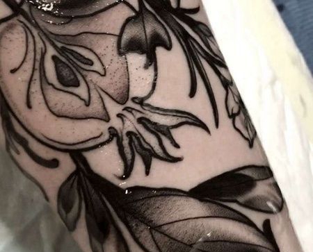 New School大臂苹果纹身图案