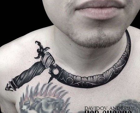 New School脖子镰刀纹身图案