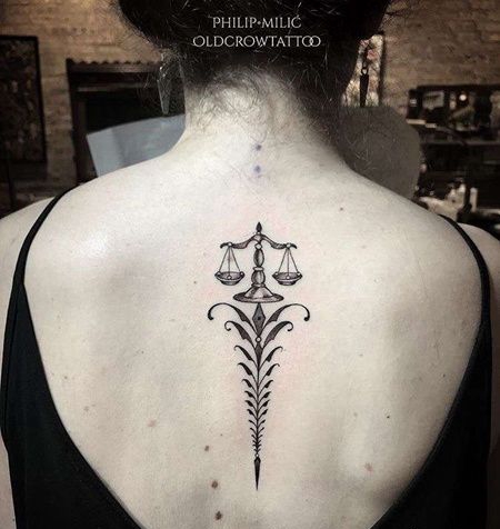 几何后背天平纹身图案