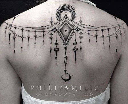 几何后背项链纹身图案