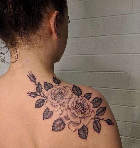 后肩玫瑰纹身图案