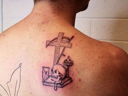 Old School后肩十字架骷髅纹身图案