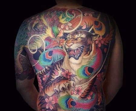 新传统后背老虎凤凰纹身图案