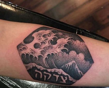 点刺小臂海浪纹身图案
