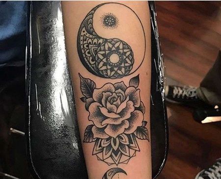 Old School小臂太极玫瑰月亮纹身图案